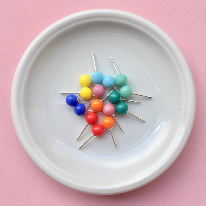 Örhängen med färgade glaspärlor 6 mm för wholesale av BaBa Jewellery for happiness