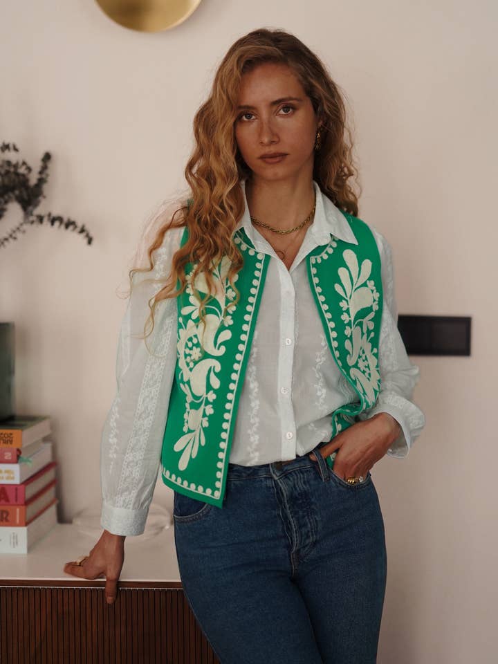 Bestickte Weste im Folk-Stil mit offenem Schnitt S5020 für den Großhandel von IN APRIL 1986 - SAS IDK