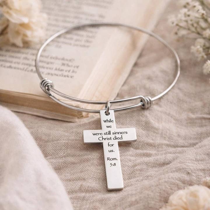 Cristo Murió Por Nosotros Romanos 5 8 Pulsera Encantadora Acero Inoxidable Brazalete Expansible Pulsera de Escritura Regalo Cristiano Joyería de Fe para venta al por mayor de JKCE Designs