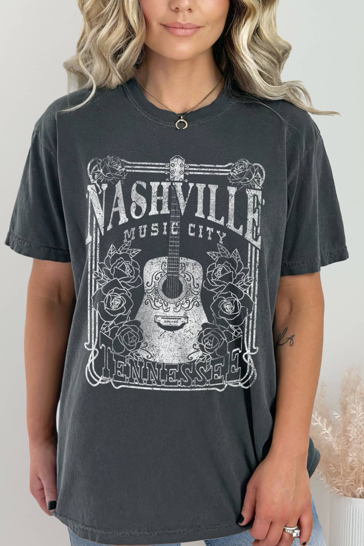 BouTeeQue Closet - Vente T-shirt sérigraphié – femme - T-shirt décontracté en coton « Nashville Music City »10