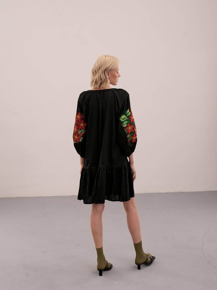 Handmade Originals Ukraine – wholesale Klänning - Dam – Broderad Klänning Blommor Trädgård Svart