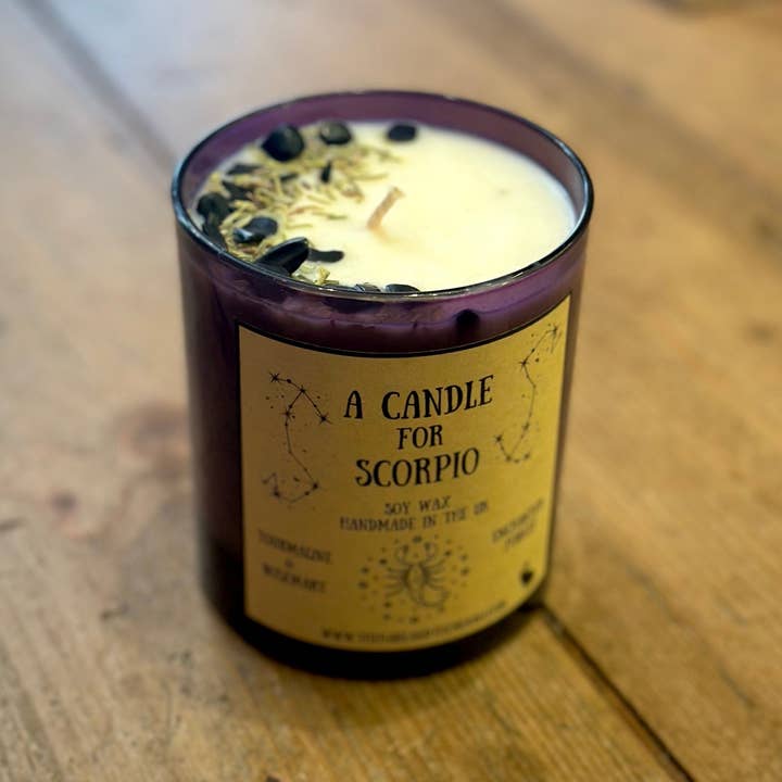 Vela artesanal con chips de cristal del signo zodiacal Escorpio para venta al por mayor de The Hare And The Moon