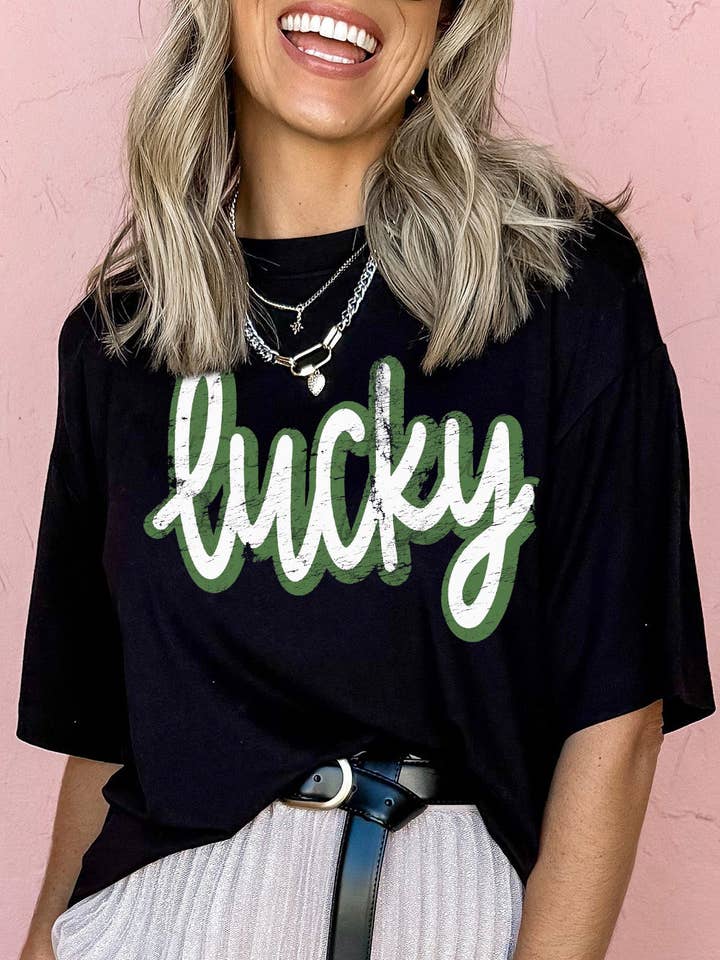 Svart St Patricks Day lycklig Sprucken Bokstav Grafisk T-shirt för wholesale av Suhkasana