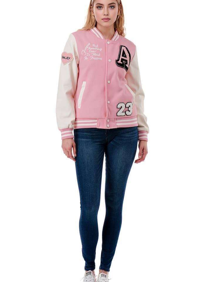 Broder une lettre avec une veste de baseball colorée ornée de patchs. pour la vente par Color 5