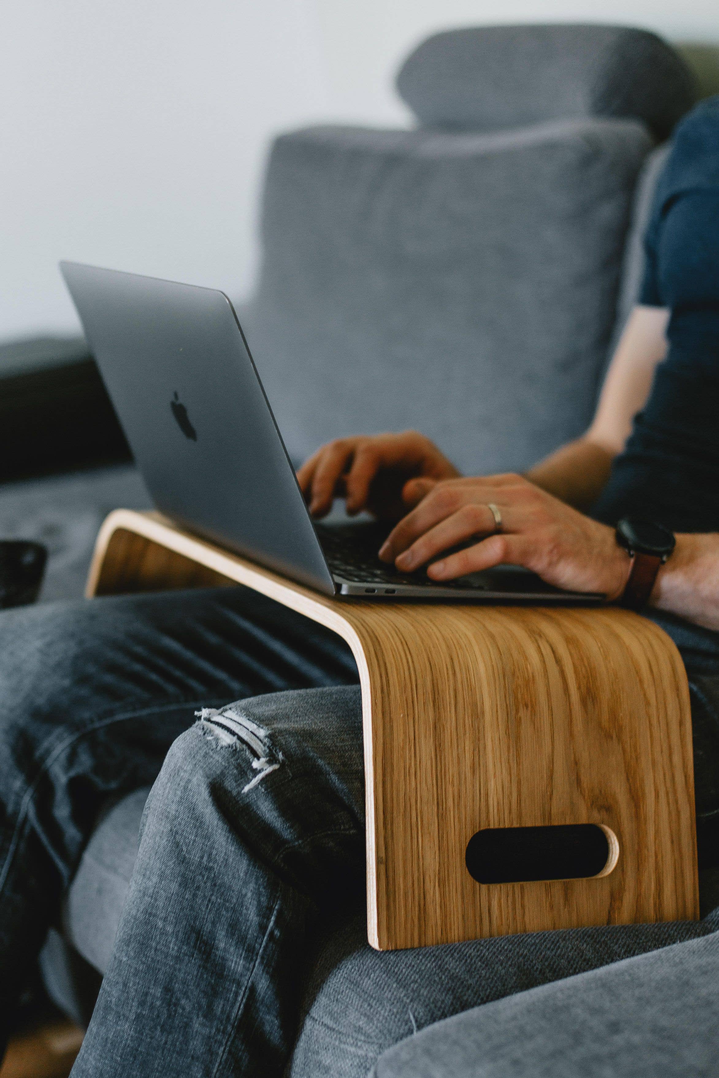 Halostands – Engroshandel Skrivebordsforhøjer – Bærbart laptopbord i amerikansk valnød1