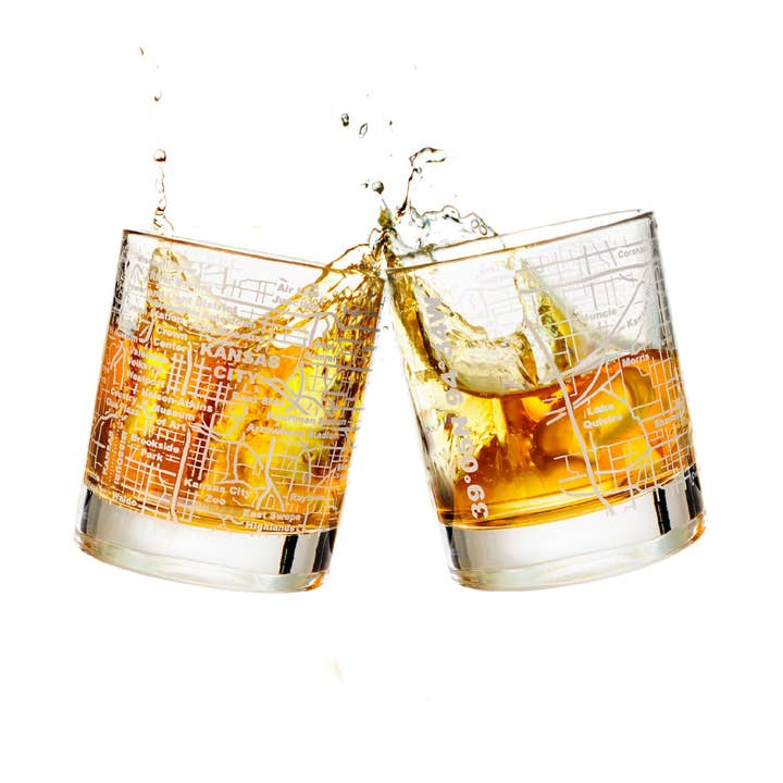 Verres à whisky avec gravure du plan des rues de Kansas City pour la vente par Greenline Goods