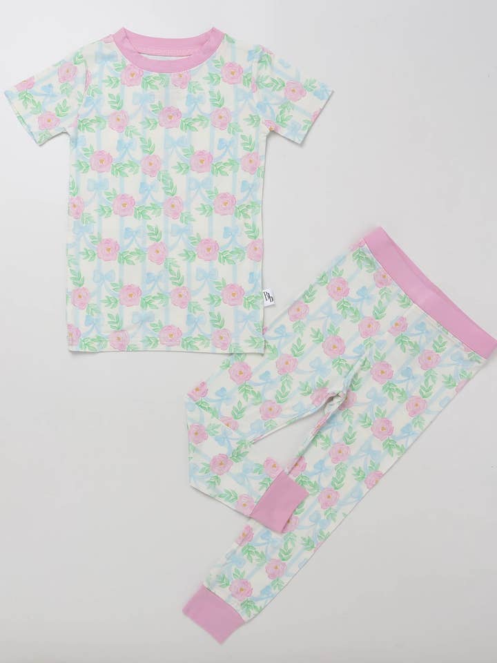 Ensemble deux pièces pour tout-petit en rubans de bambou et roses pour la vente par Benji and Bru Clothing Company