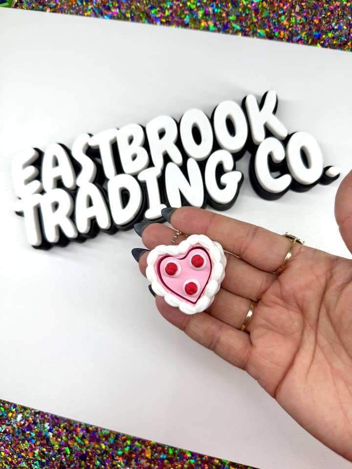 Porte-clés Clicker Gâteau Cœur pour la vente par Eastbrook Trading