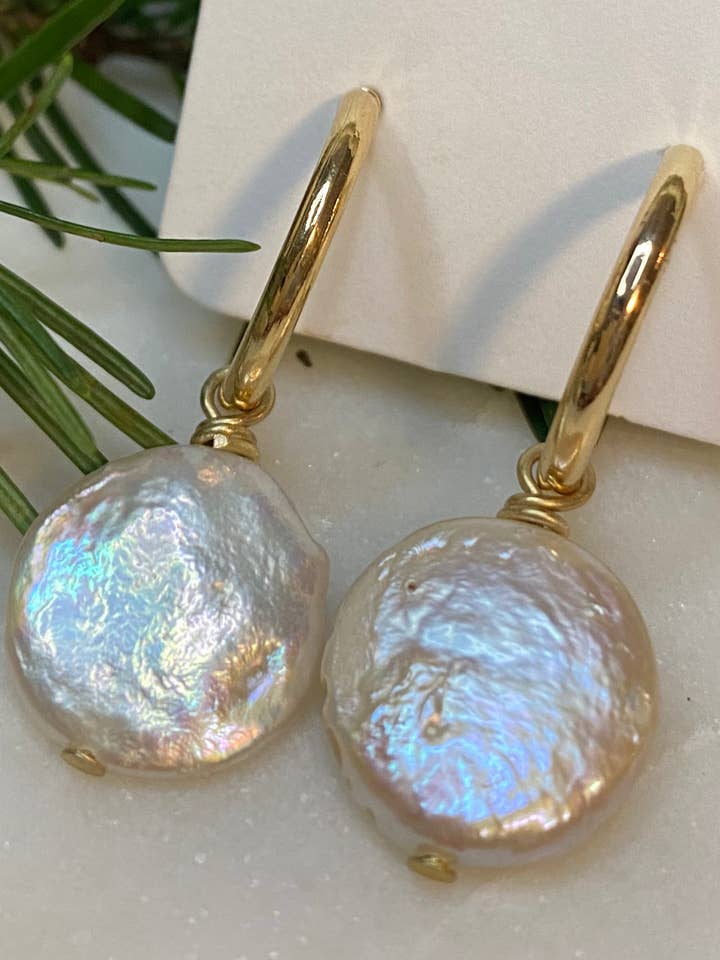 Orecchini a cerchio Brooklyn - Perla d'acqua dolce bianca per la vendita all'ingrosso da parte di Made by Megan Jewelry