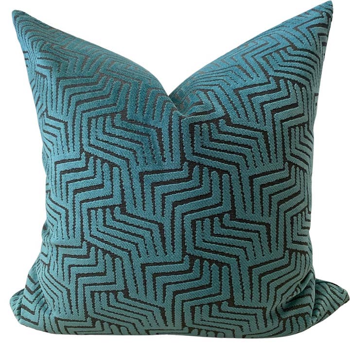 Coussin Découpé en Velours Sarcelle pour la vente par Visually Rich Home