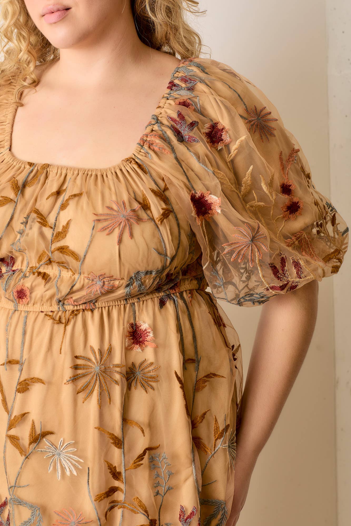 CAMELO VESTIDO BORDADO DE MALHA MANGA BOLHA para venda a revendedores na Faire1