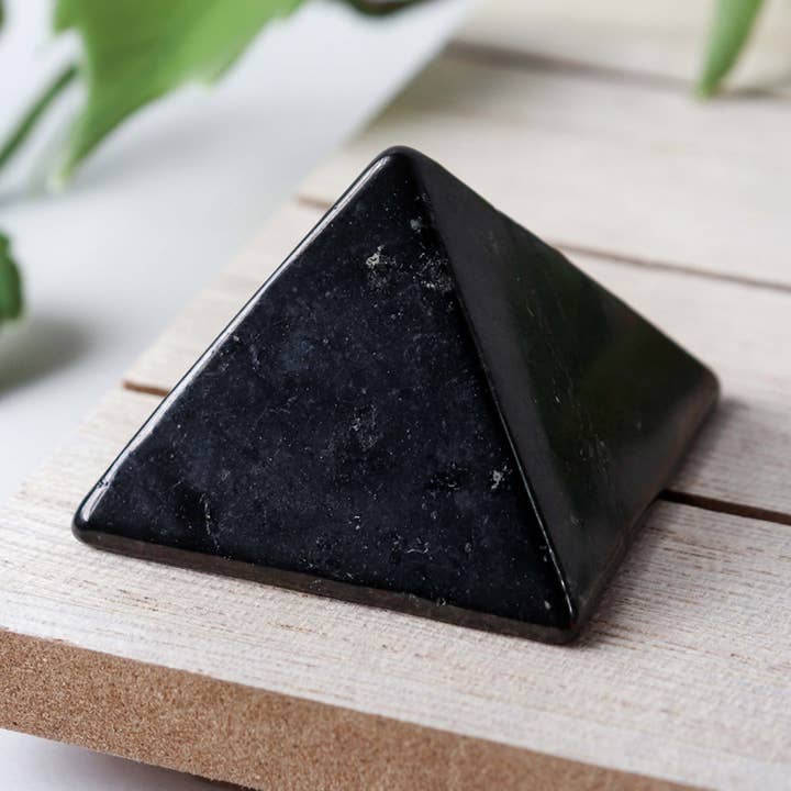 Piramide di Shungite - Cristallo di Shungite per la vendita all'ingrosso da parte di Natures Artifacts Inc