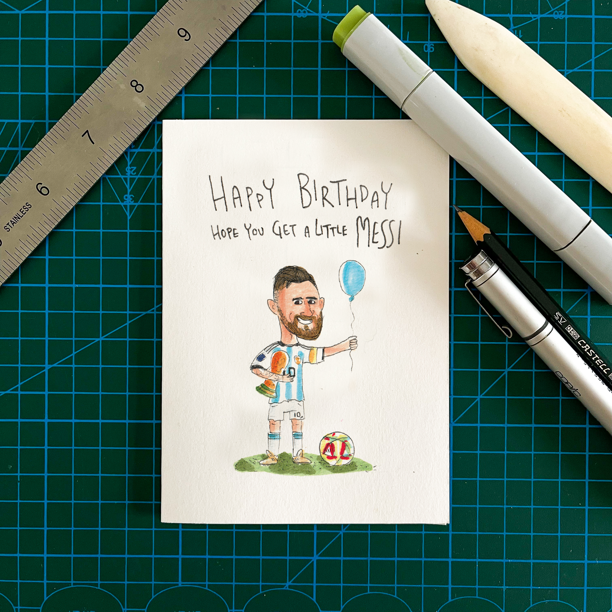 Well Drawn – Engroshandel Fødselsdagskort – Tillykke med fødselsdagen, håber du får lidt Messi5