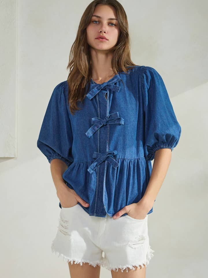 Blusa in denim lavato con fiocco frontale. per la vendita all'ingrosso da parte di Oddi