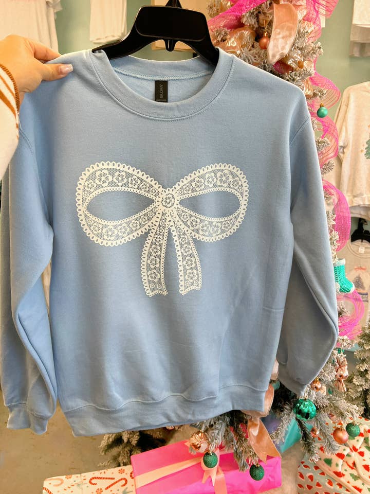 Sweat-shirt en dentelle avec nœud pour la Saint-Valentin pour la vente par Signs By Aprils LLC