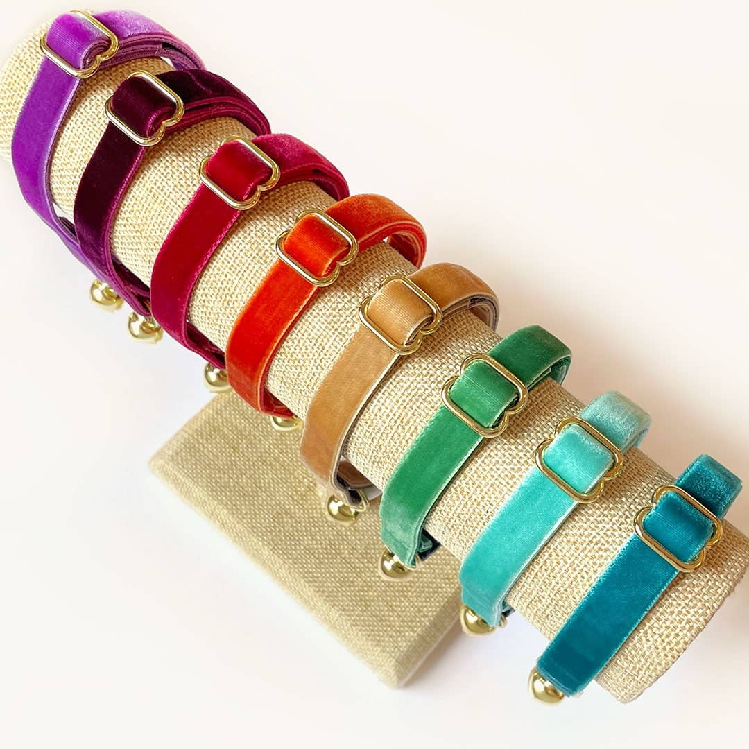 Made By Cleo - Wholesale Halsband - Kat - „Velvet - Granaat Rood” - Luxe rood fluwelen kattenhalsband2