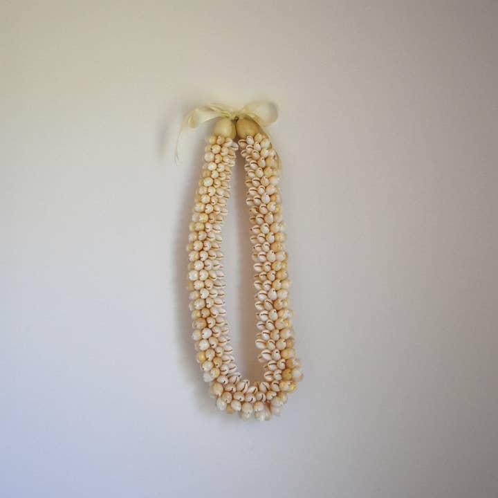 Revel Sun Hawai'i - Wholesale Wall Accent - Chunky Cowrie Shell Lei2