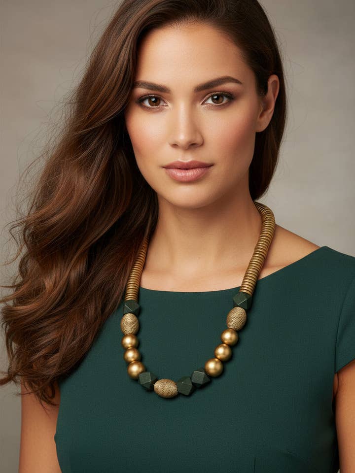 Colar Africano Geométrico Dourado e Preto com Missangas por atacado de Designed By Risha