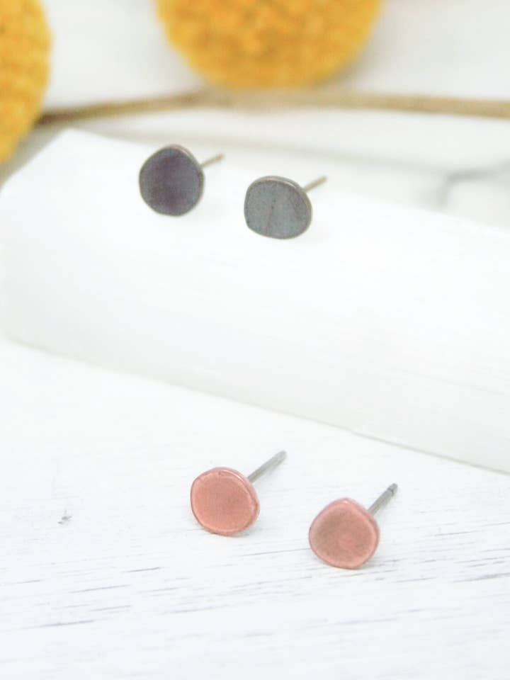 Boucles d'oreilles clous en cuivre, Bijoux minimalistes en cuivre pour la vente par Rising Jewelry