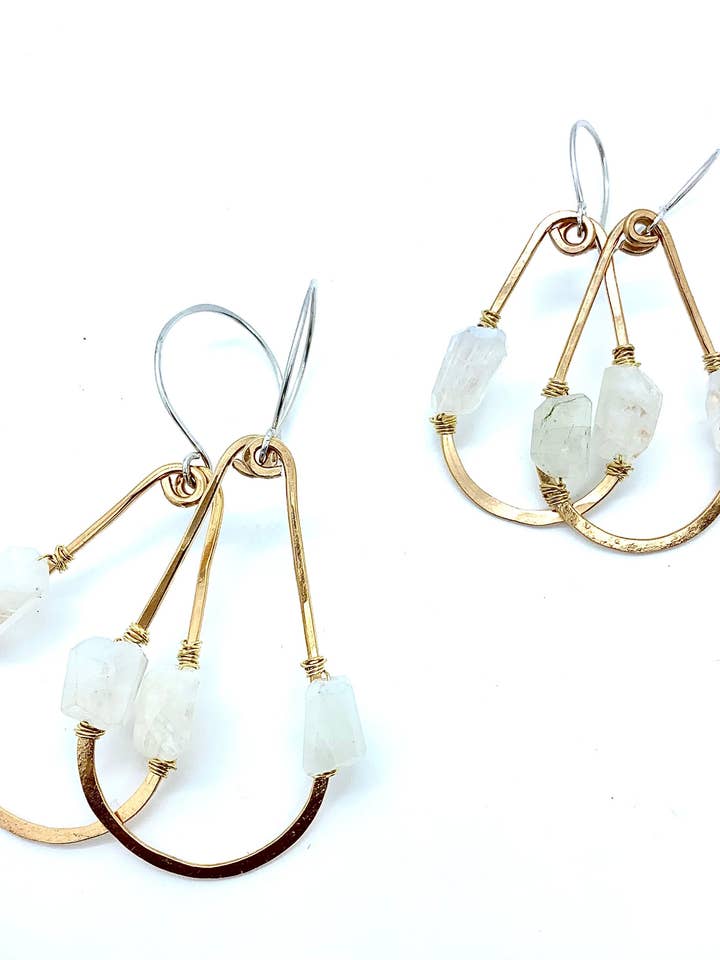 Desert Days Oorbellen Moonstone Teardrop voor wholesale door Union Studio Metals