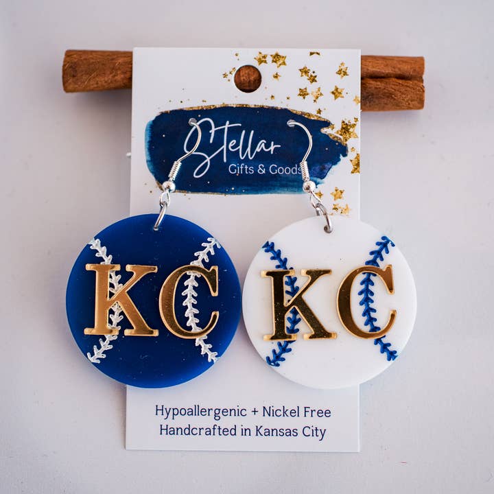 KC Baseball - Boucles d'oreilles pendantes KC Baseball Moyennes Bleu & Blanc pour la vente par Stellar Gifts & Goods Wholesale