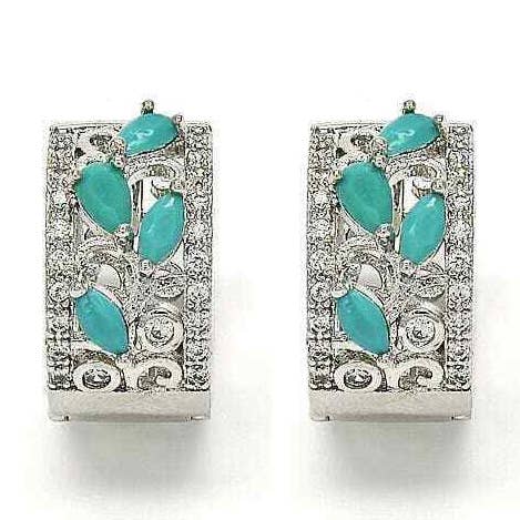 Cerceau Huggie en métal rhodié avec pierres en forme de larme en turquoise pour la vente par Vesa Jewels