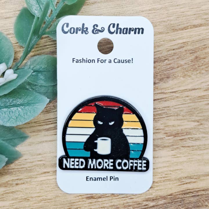 Pin de esmalte Gato Negro Necesita Más Café para venta al por mayor de Cork and Charm