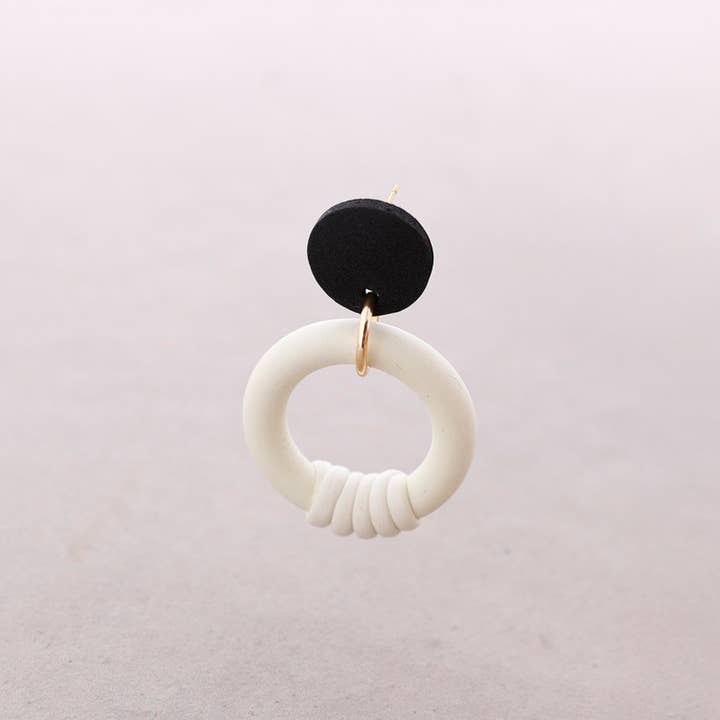 Boucles d'oreilles pendantes anneau caoutchouc pour la vente par Sonata