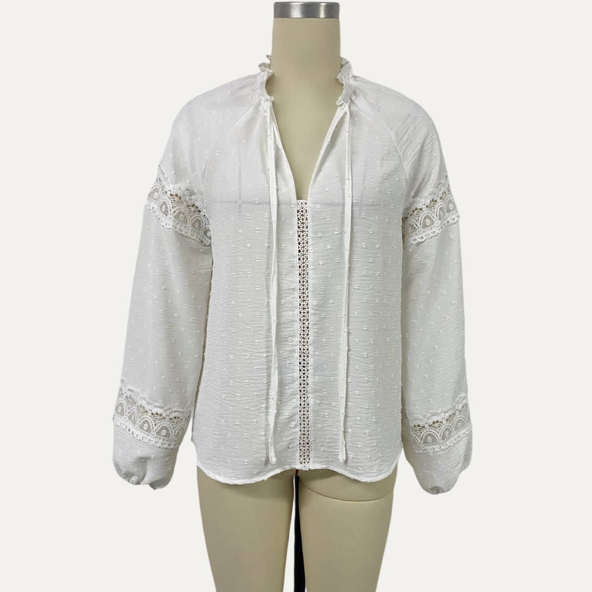 Wit Dromerige witte gehaakte kanten top met Zwitserse stippen en strikceintuur voor groothandel op Faire0