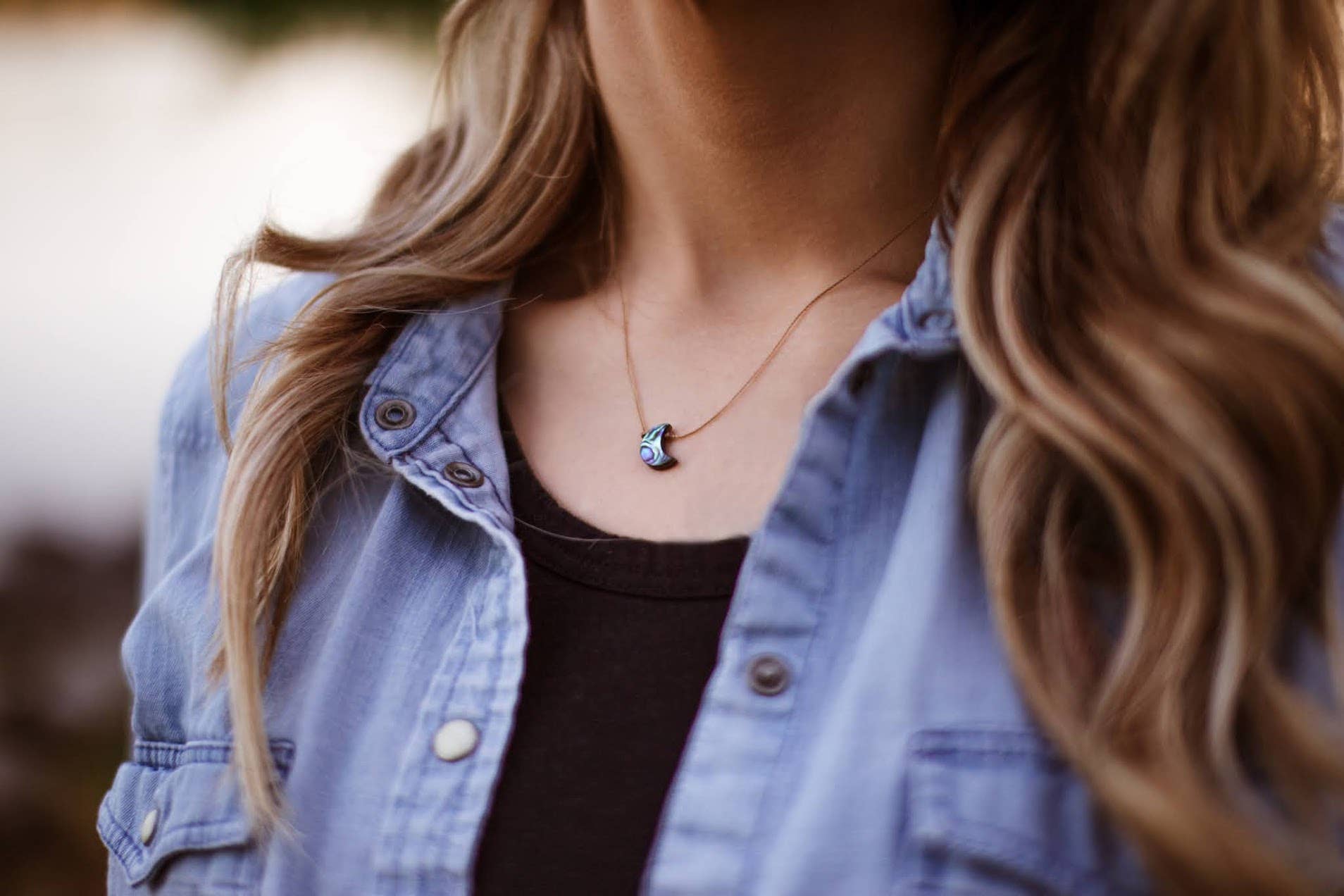 Merelani Designs – Colar pingente/pendente por atacado – Colar Abalone Crescent Moon Cord1