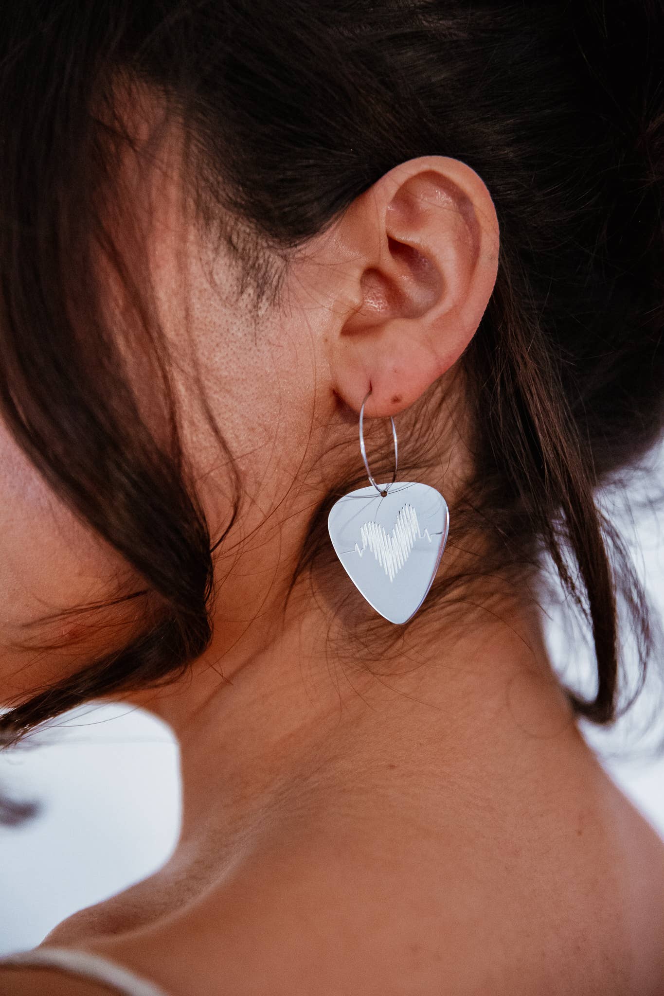 Groupie Love – wholesale Hängande örhängen – Rostfritt stål metall gitarr plocka Hoop-örhängen1