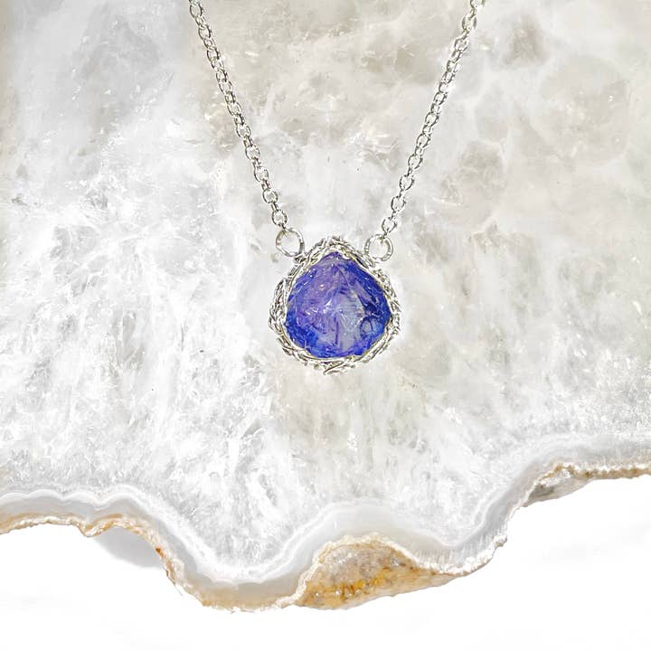Collana a goccia in tanzanite in argento per la vendita all'ingrosso da parte di Arivka Jewelry