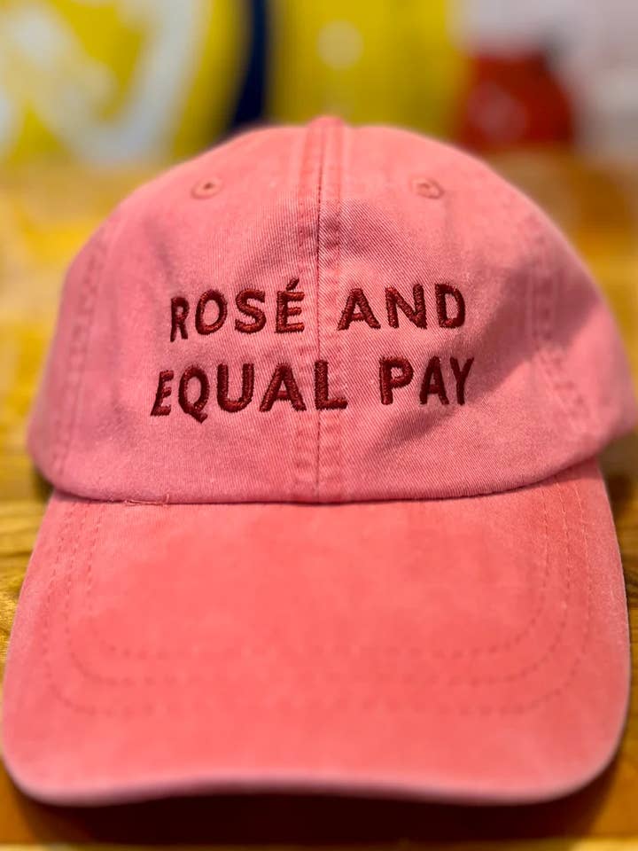 Cappello da baseball Rosé and Equal Pay - regali per gli amanti del vino per la vendita all'ingrosso da parte di Overseasoned