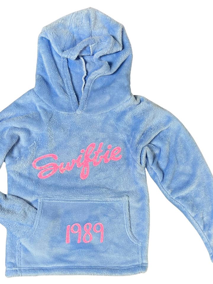 Sudadera azul claro difuso "1989 / Swiftie" para venta al por mayor de Made With Love & Kisses