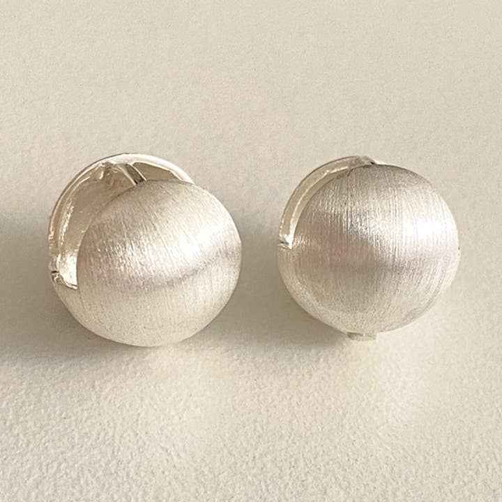 Sterling sølv matte sølv kugle huggie hoop øreringe for engroshandel hos Cult Mystique