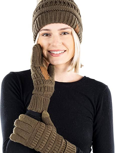 C.C Pom Set mit Mütze und gefütterten Handschuhen, New Olive für den Großhandel von Funky Junque