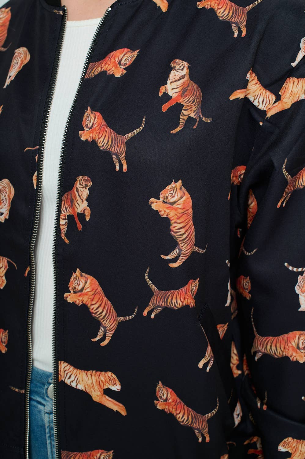 SM WARDROBE - Vente Bombers – femme - Veste bomber noire à imprimé tigre intégral5