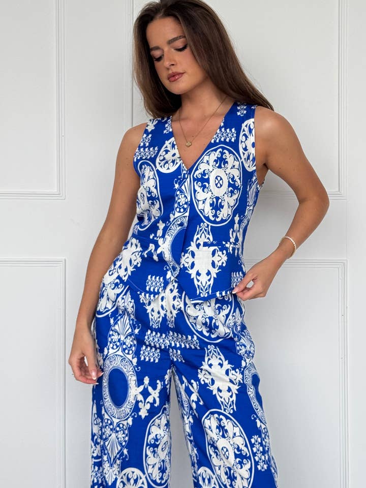 Cara Viscose Blend Gedrukt Gilet In Kobalt voor wholesale door Girl in mind