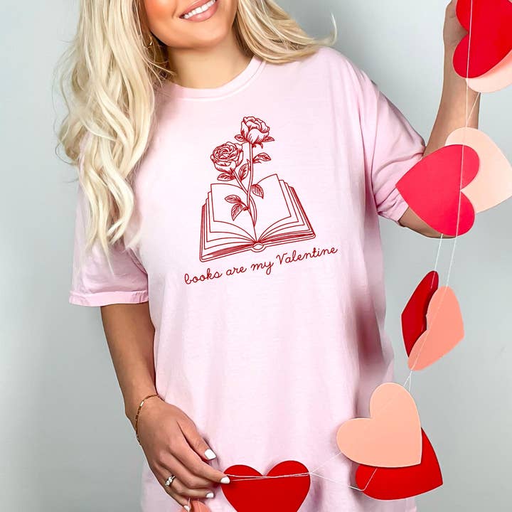 Boeken zijn mijn Valentijn Comfort Colors T-shirt van zware kwaliteit voor wholesale door The Swoon Room