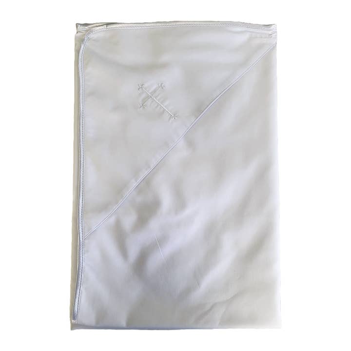 Besticktes Tauf-Schal mit Kreuz für den Großhandel von Petit Ami & Zubels