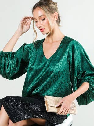 Blusa in raso jacquard con scollo a V e stampa leopardata VT31310I per la vendita all'ingrosso da parte di Vine & Love