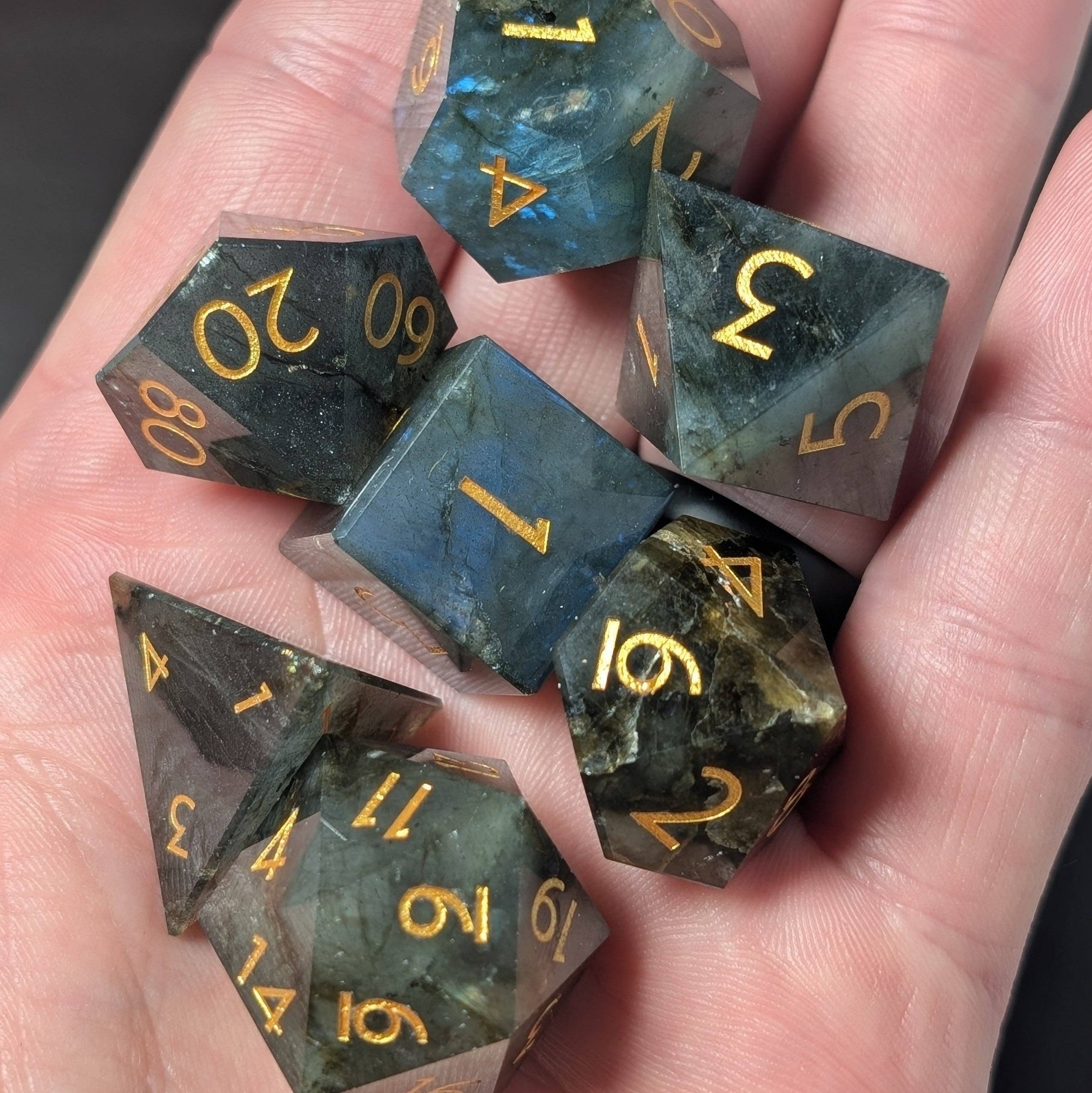 EBONWOOD – wholesale Tärning – Labradorit - 7-delars tärningsset i ädelsten4