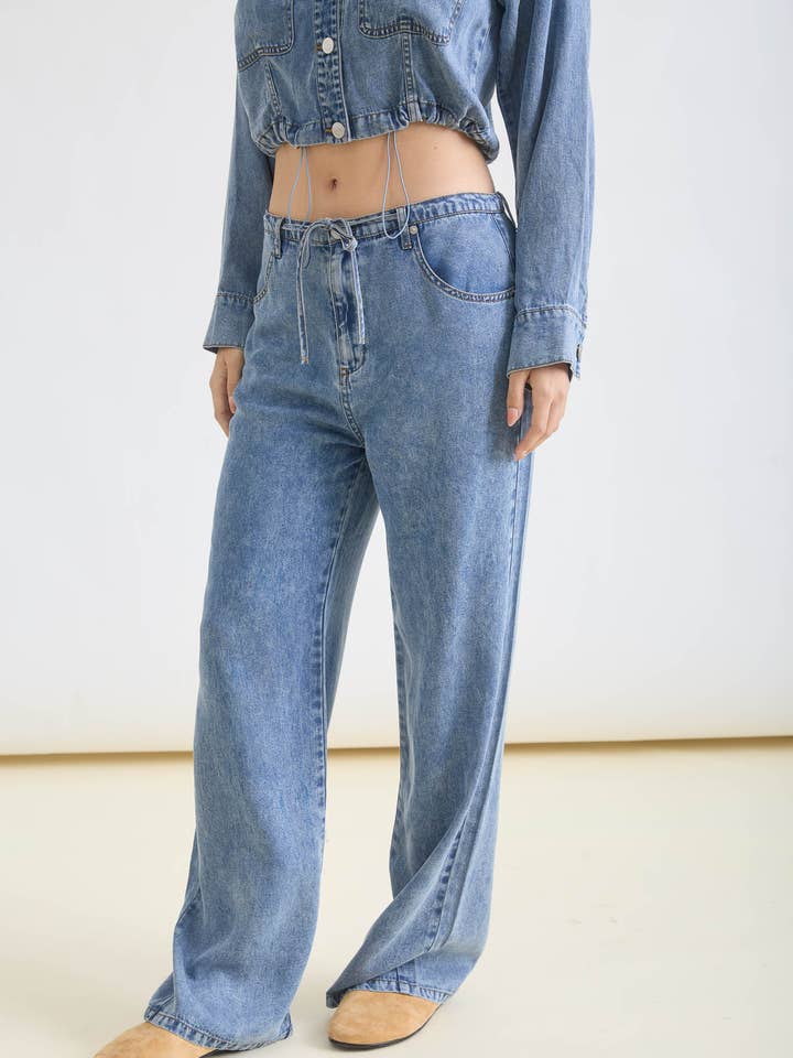 PANTALON LARGE À NOUER DEVANT EN DENIM DÉLAVÉ pour la vente par Blu Pepper