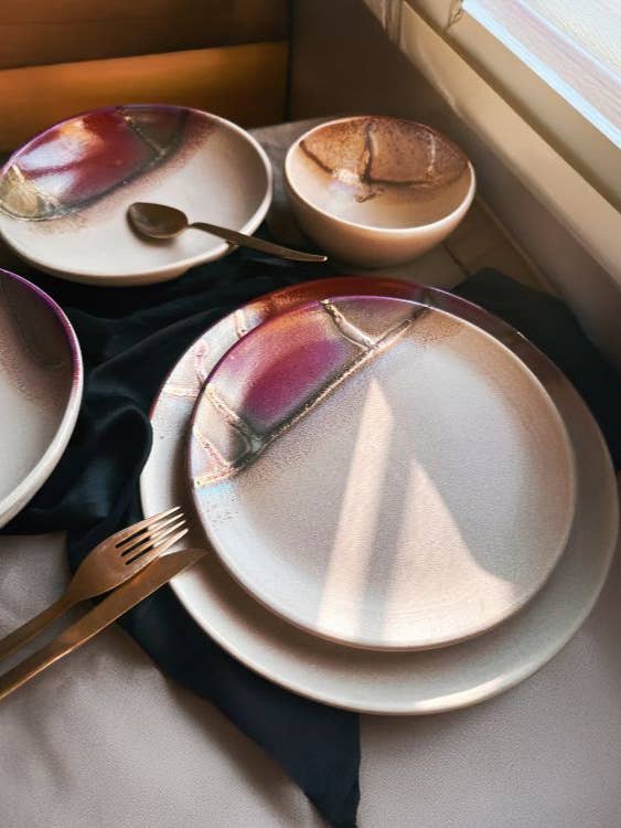 Speiseteller-Set aus Fayence in Burgunderrot, Violettgold und Beige für den Großhandel von Los Artisans