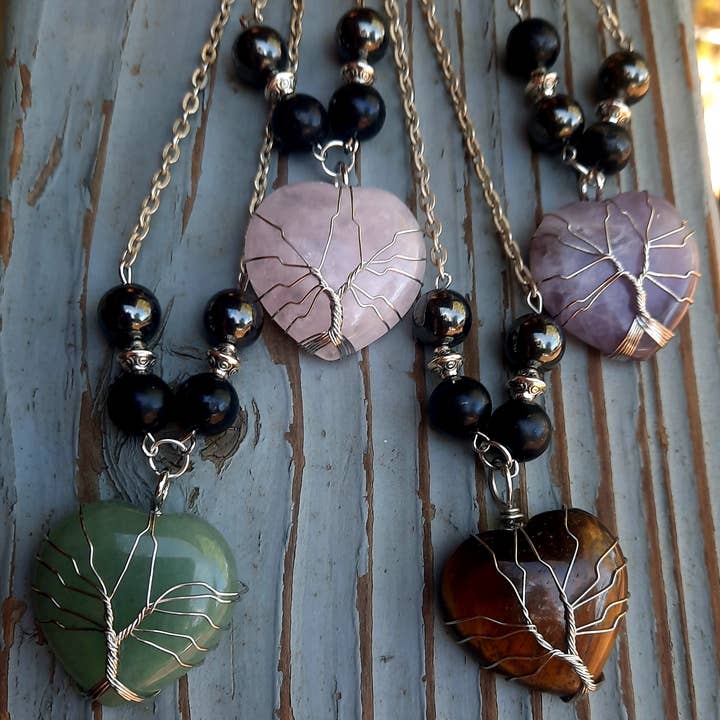 Collier bohème en forme de cœur en cristal avec protection EMF 5G avec shungite pour la vente par Secret Synergy Stones