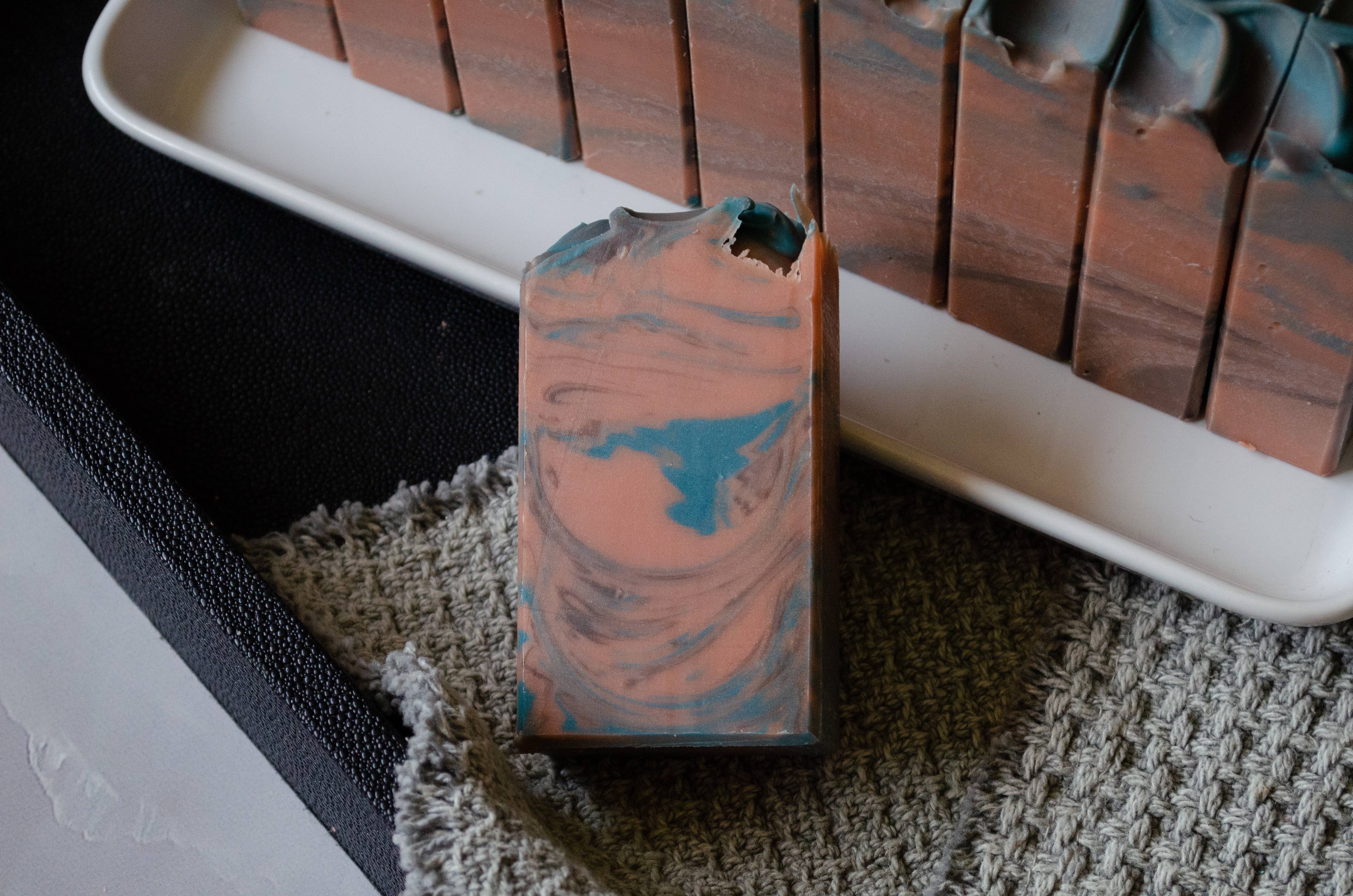 Avery Grey Soapery – Großhandel Feste Seife – Handyman Artisan Seife0