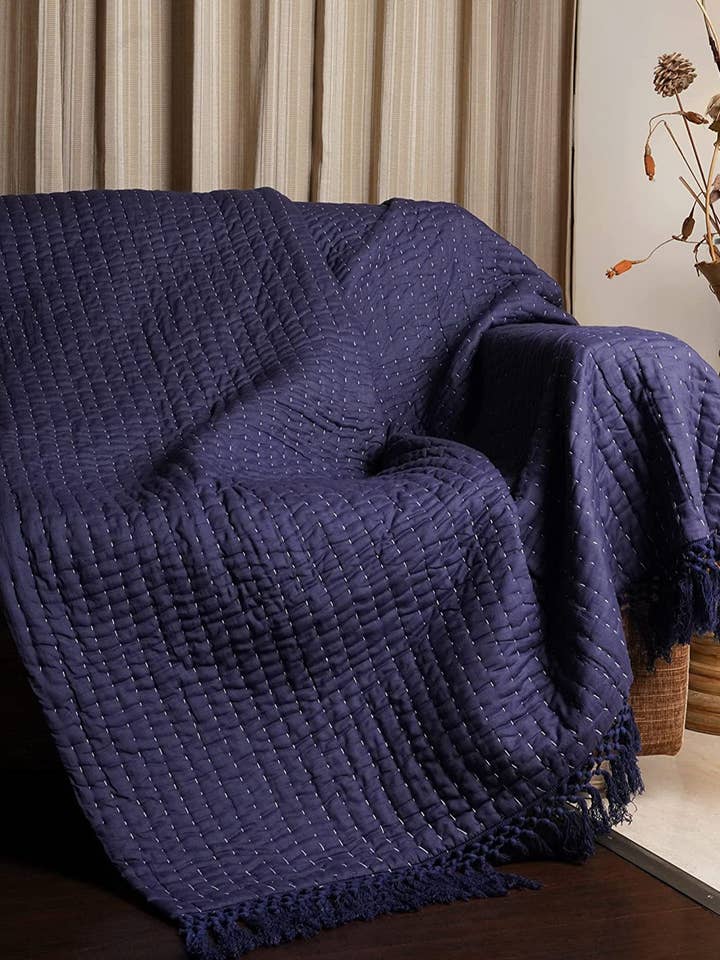 Couverture en coton Kantha bleu marine pour la vente par Artsy Home