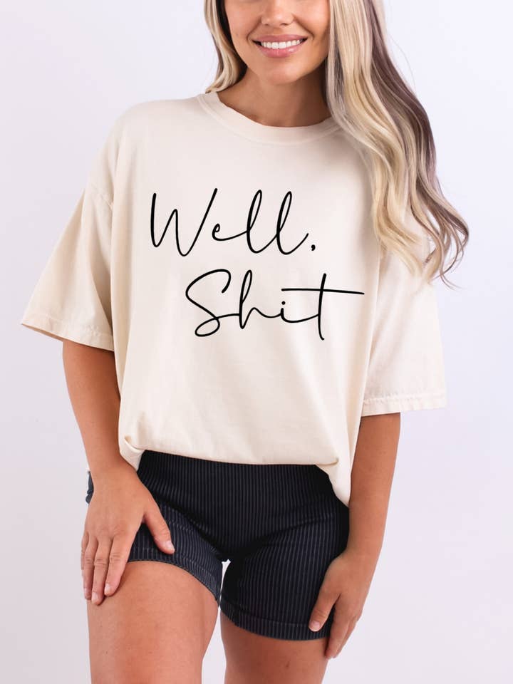Camiseta "Well Shit", Camiseta Gráfica Divertida para Mujeres para venta al por mayor de Desert Raine