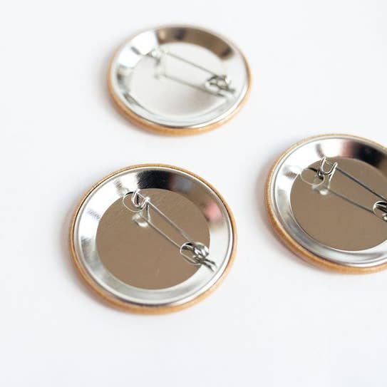 Francine and Georgia – Engroshandel Reversnål/knap – Bunco Club-knap3