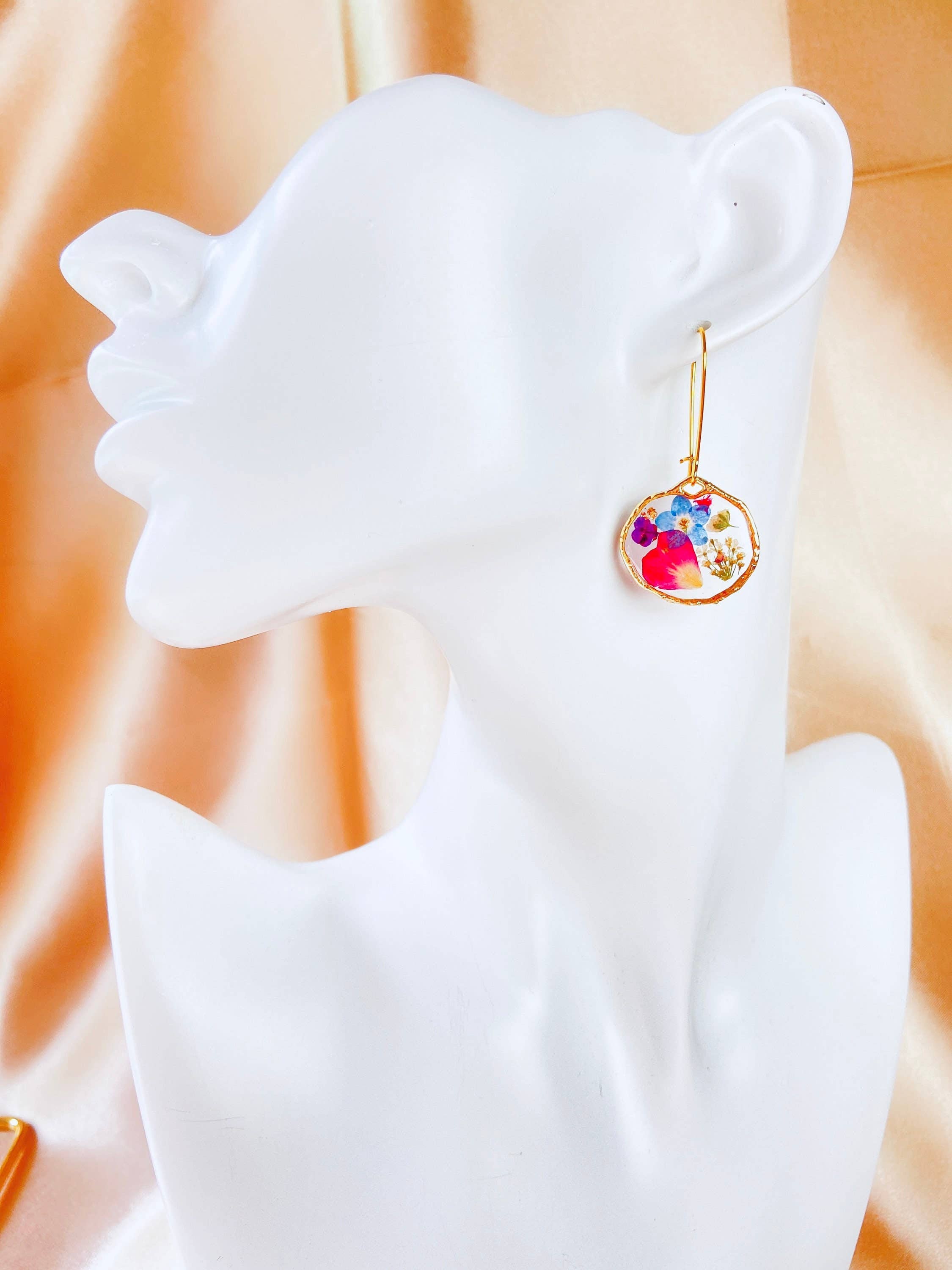 Daisy Moon by Hillerland - Vente Boucles d'oreilles pendantes - Créoles à fleurs pressées, boucles d'oreilles botaniques1